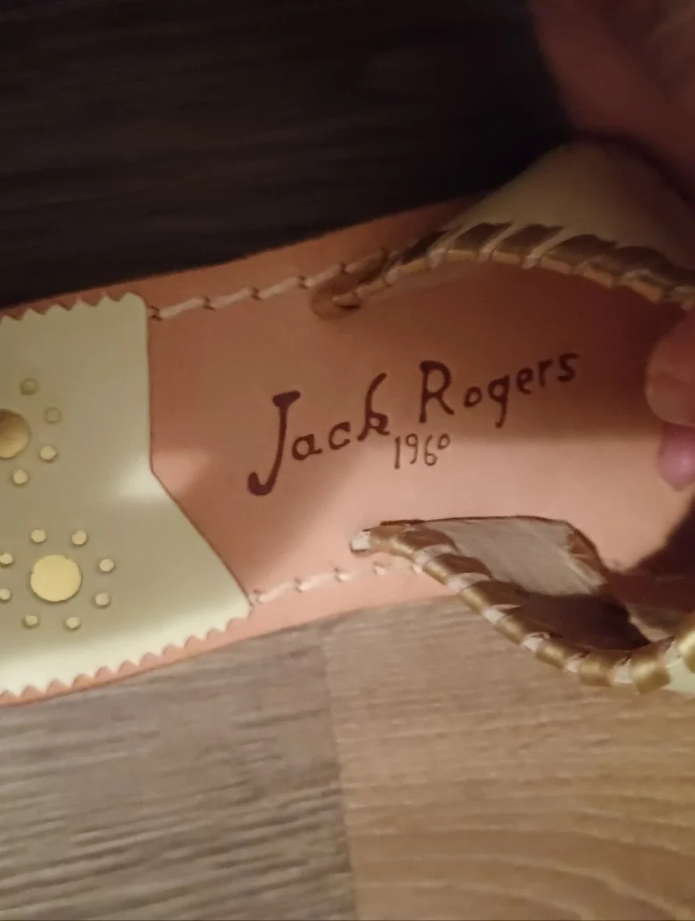 << Jack Rogers Ivory Leather Slides with Gold Pineapple Motif Size 6